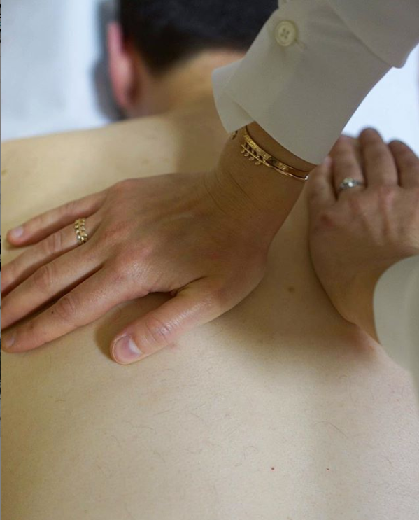 Ajustement chiropracteur paris lors d'une entorse ou non